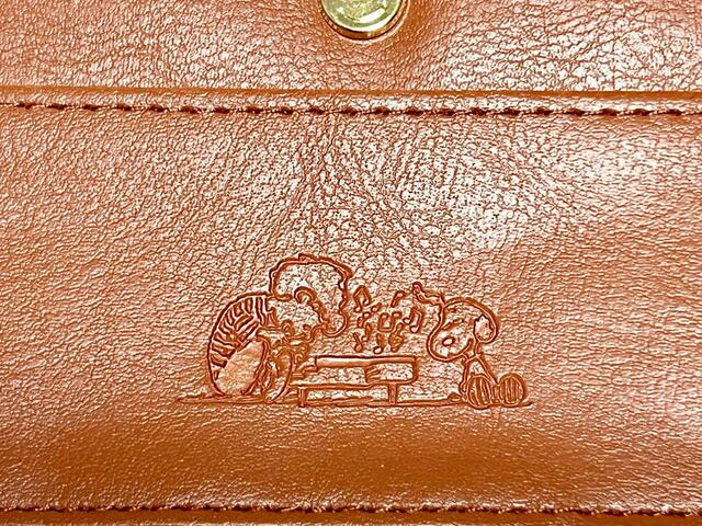 なんとピアノを弾いているシュローダーとスヌーピーの型押しデザインが…！