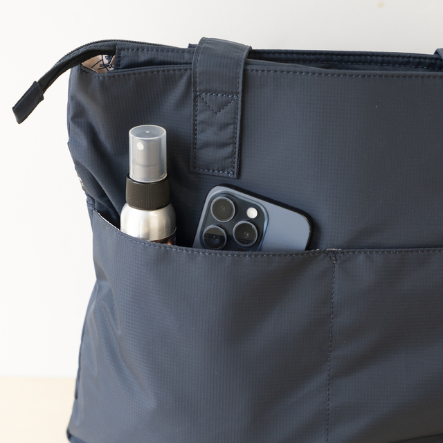 表面内側のポケットには、スマホや交通系ICカードなどを入れると便利