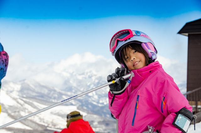 白馬岩岳スノーフィールド（子どもモデルのスノーウェア提供：ISBJÖRN）