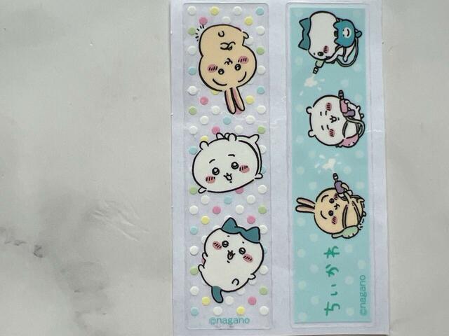 クリアにカラフルなドットがキュートな縦型のイラスト