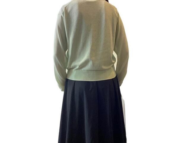 【ユニクロ ライトVネックカーディガン】丈は短め。スッキリとしたシルエットでバランスがとりやすいです