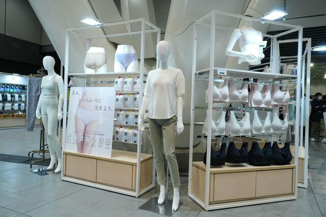 【ワークマン　シン・呼吸するインナー】ワークマン新商品発表会ではシームレスショーツやブラの展示もありました