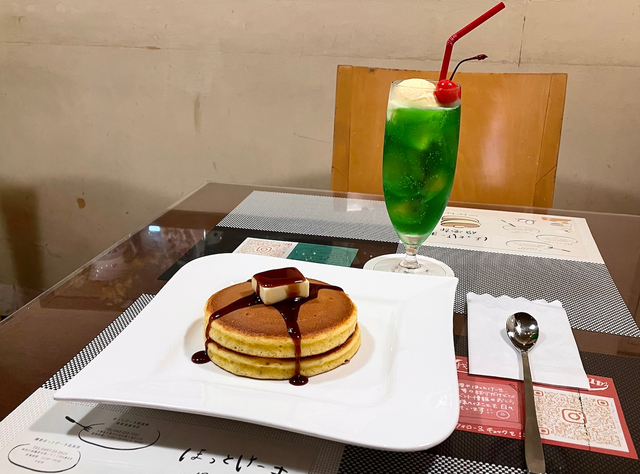 【ホットケーキ倶楽部 我家我屋本店】ホットケーキとメロンクリームソーダの相性をお愉しみください