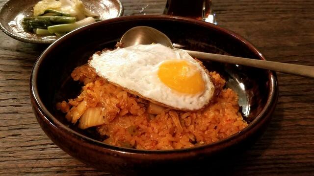 夜更けに「文化空間アリラン」をふらっと訪れ、「何か食べたいな」と言うと、女将がキムチチャーハンの目玉焼きのせをサッと作ってくれた