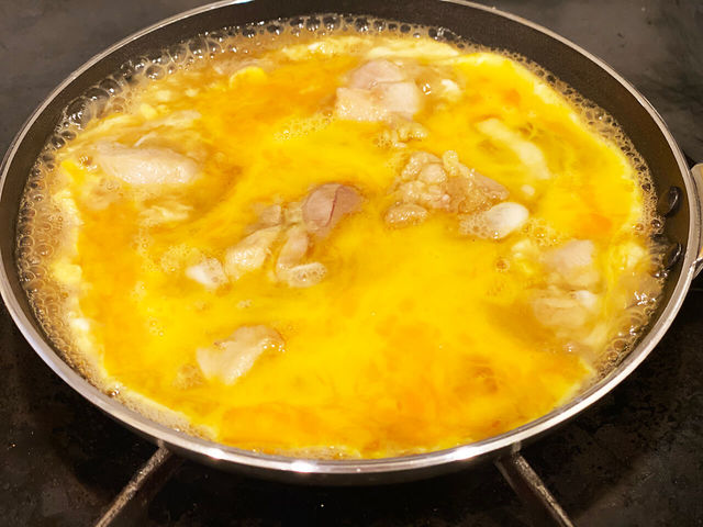 【玄海】とり屋さんの親子丼／卵を溶いて入れるだけ