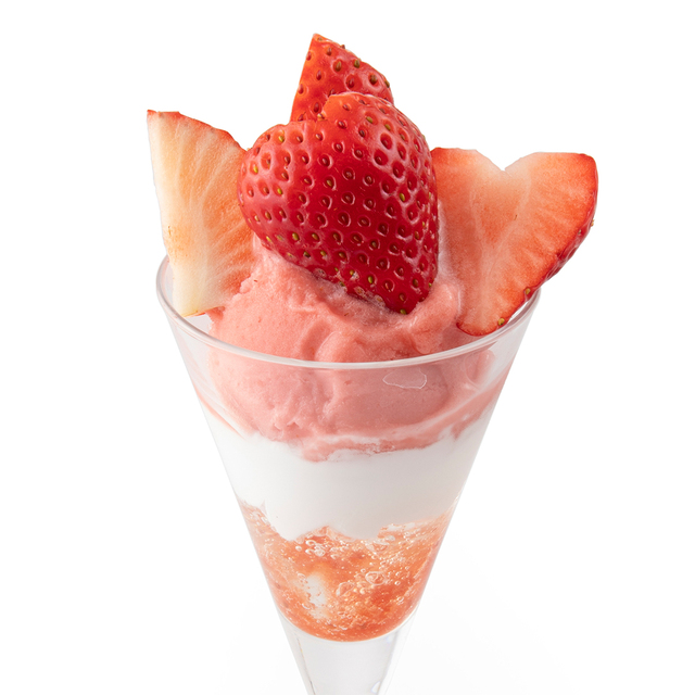 「自家製苺シャーベットのミニパフェ」<期間:2026年4月1日~5月7日>【4月のタカノフルーツティアラは「お花」がモチーフに♪フレッシュフルーツ食べ放題&苺とマンゴーのアフタヌーンティーで優雅な時間をどうぞ!】