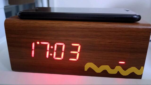 【ニトリ 置くだけスマホ充電LED時計】天面にスマホを置くと充電でき、温湿度の部分の表示が変わります