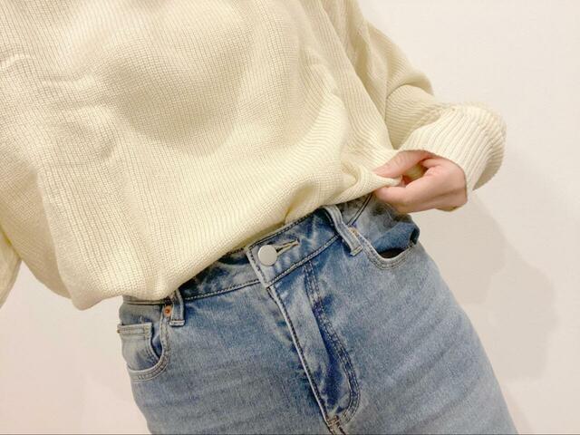 【ローソン×FREAK'S STORE リラックスフィット インスタントニット】インしても腰回りのもたつきが気にならないのは、生地の厚みがちょうど良いから◎