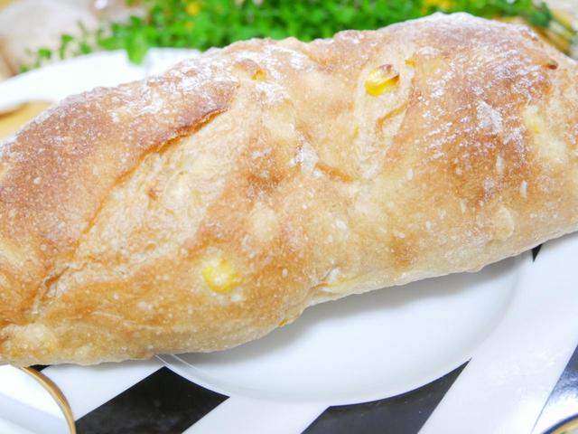 北海道十勝産のゴールドラッシュがたっぷり！／とうもろこしのパン　1本（税込735円）