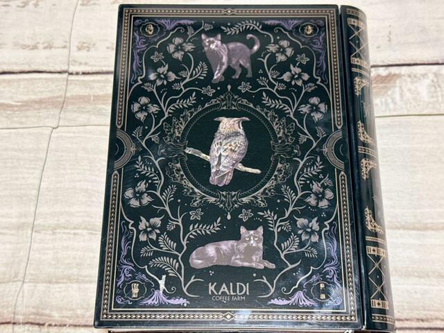 【カルディ 魔法辞書クッキー缶】背面も美麗！フクロウや黒猫のイラストがまさに魔女の使う魔法辞書の雰囲気満点
