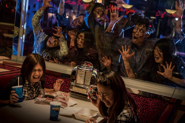 ユニバーサル・スタジオ・ジャパンで味わえる“超・恐怖体験”/店内までホラー仕様に