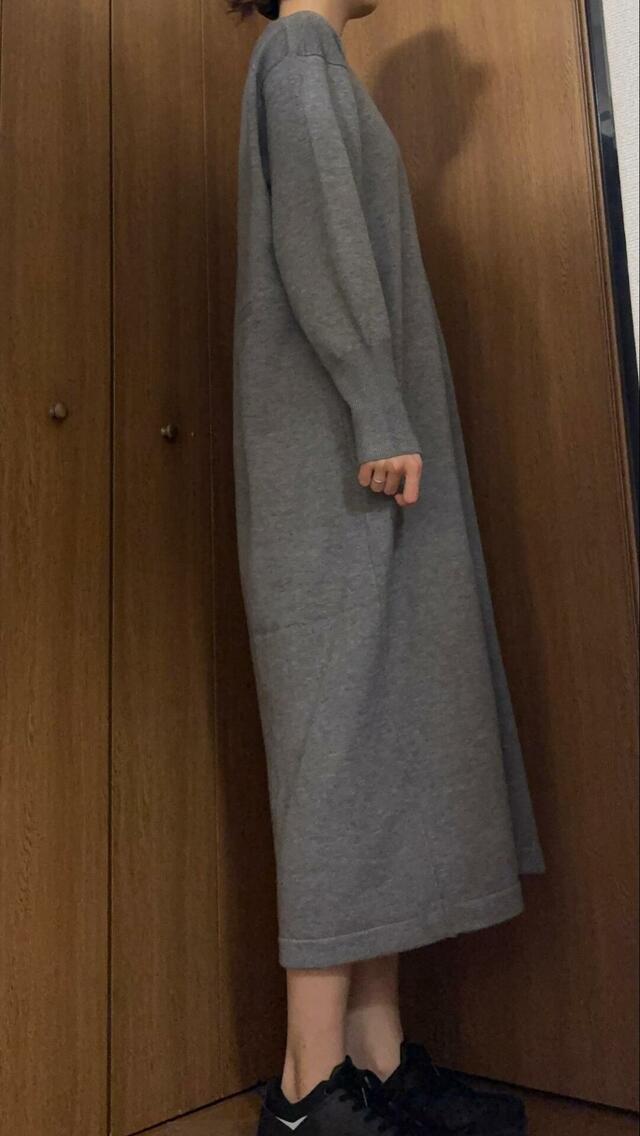 【AMERICAN HOLIC　クルーネックニットワンピース】裾にスリットは入っていませんが、身幅が大きめなので歩きづらさはありません♪