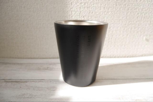 【3COINS コンビニコーヒーステンレスタンブラー】外壁・内壁の二層構造で結露を防ぐ