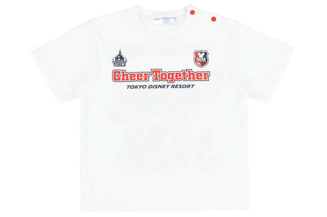 ベビーTシャツ 2,800円|東京ディズニーリゾート「ポンポンを持ったミッキーたちが元気に盛り上げてくれるグッズ」|販売店舗:東京ディズニーランド「グランドエンポーリアム」、東京ディズニーシー「エンポーリオ」|発売日:2025年4月24日(木)