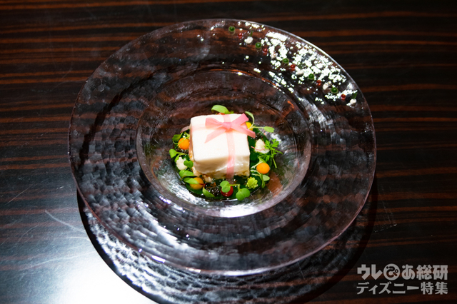 柚子の香るイセエビの冷たいスフレ 春菊のクーリと共に｜“ディズニー・クリスマス”ユールタイド 12,000円｜東京ディズニーランドホテル「カンナ」