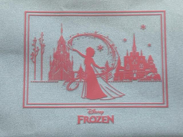 エルサが氷の魔法をかけている姿の奥には、アレンデールの宮殿と氷の宮殿も描かれています♪