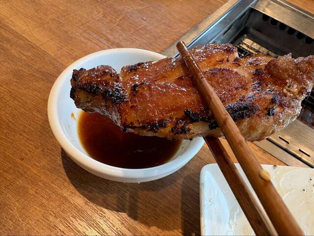 【プレミアムカルビ　イベリコステーキ】香ばしく焼けた表面に甘辛ダレが絡んで絶品◎