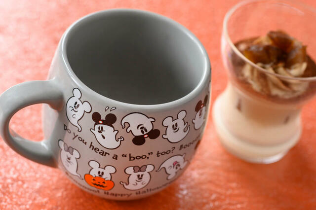 マロンティラミス、スーベニアカップ付き 1,200円|東京ディズニーランド「スウィートハート・カフェ」、東京ディズニーシー「ザンビーニ・ブラザーズ・リストランテ」|東京ディズニーリゾート「ディズニー・ハロウィーン」スペシャルメニュー