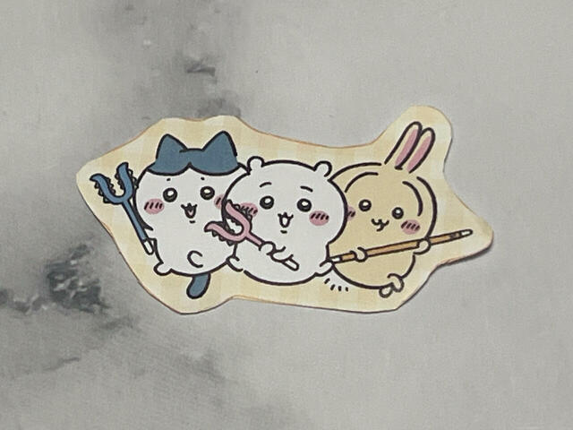 【ちいかわシールメーカー】早速シールを作ってみます。まずはイラストを縁に沿ってカット