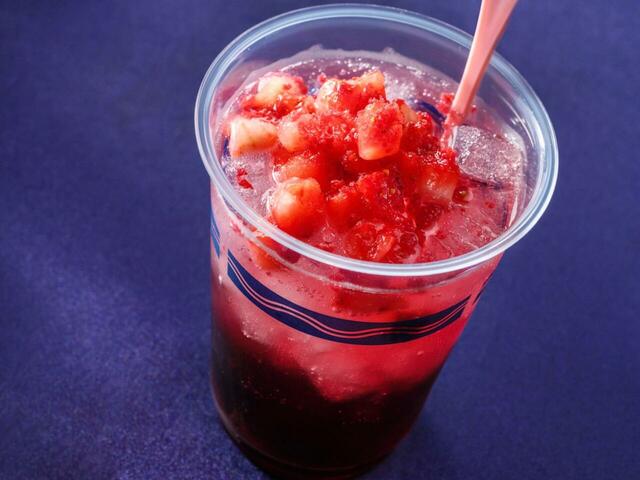 スパークリングカクテル(ワイン、ストロベリー、チェリーシロップ) 850円|東京ディズニーリゾート「ディズニー・ハロウィーン」スペシャルメニュー|販売店舗:東京ディズニーシー「ニューヨーク・デリ」|販売期間:2025年9月16日(火)〜10月31日(金)