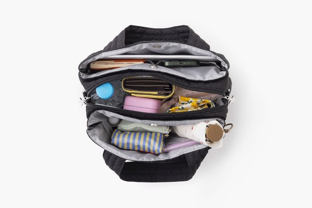 【『THE SCAPE OF GREEN 10Pockets 軽量スターキルティングバッグBOOK』(宝島社)】3層構造でマチがあり大容量