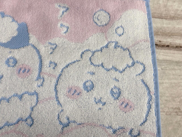 頭にソフトクリームのような泡を乗せたちいかわ。やさしいパステルカラーもかわいい！