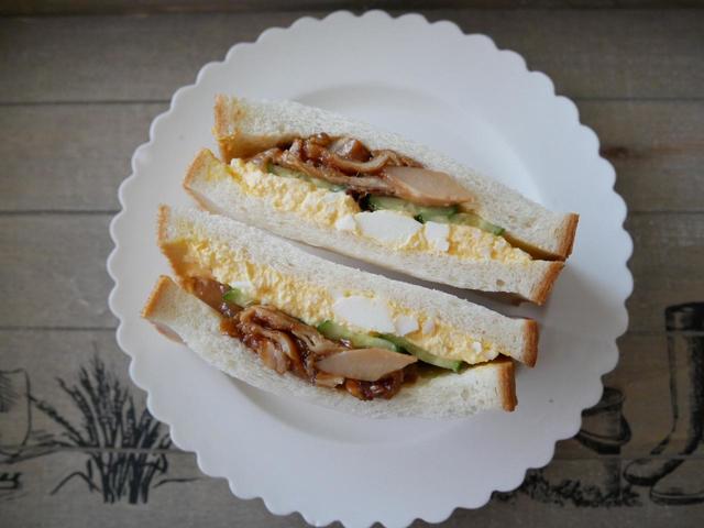 端まで具材がぎっしり！【たまご照り焼きチキンサンド　税込235円】