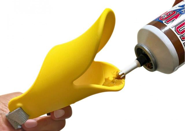 【OPPO quack（クァック）】くちばしの内側にオヤツをぬります