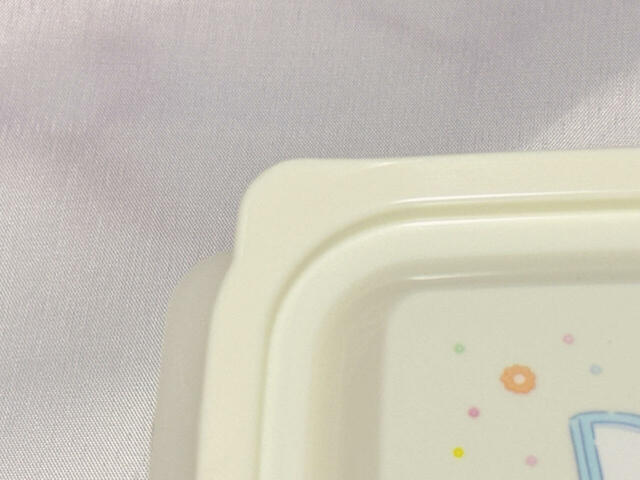 蓋の角には取っ手が付いていて開けやすい工夫も◎