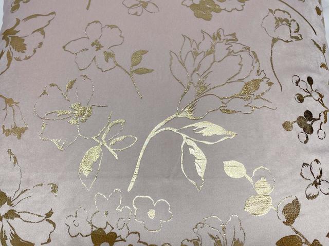 【ニトリ　デコホーム　クッションカバー(WG-I-W ラインアート）】グレイッシュなピンク地とゴールドのお花のラインアートの組み合わせが大人かわいい！