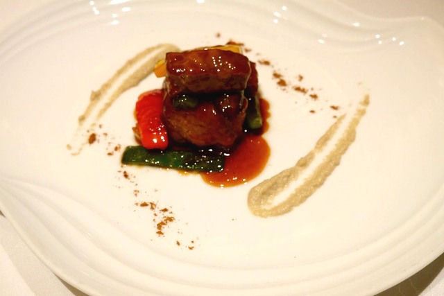 牛ロースと野菜のスパイス醤油炒め ゴボウのピュレ添え