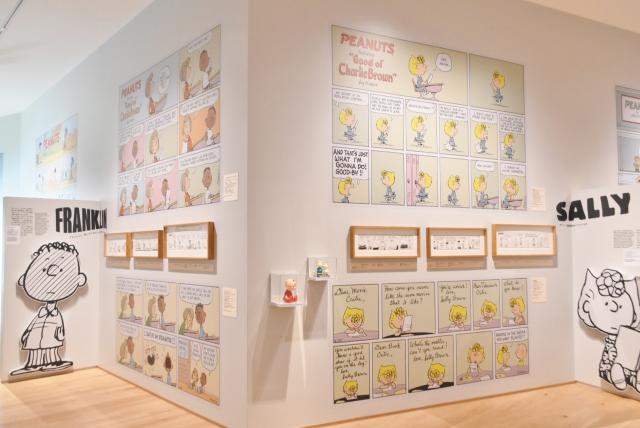 写真や映像、複製原画やヴィンテージグッズなどを展示