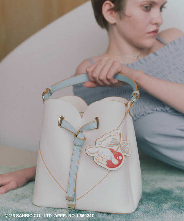 【シナモロール×VIS】「ハートカットバッグ MEDIUM」ホワイト ¥7,909/シナモロール刺繍&チェリーのチャーム付き