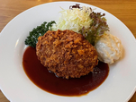 【ランチョン】この店のメンチカツは盛り付けからしてうまそうではないか