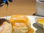 【むさしの森珈琲　フルーツMIXパンケーキ】付属のメープルシロップをたっぷりかけていただきます
