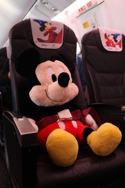 JALにミッキー特別塗装機が登場! 空飛ぶ魔法使いの弟子がミッキー誕生