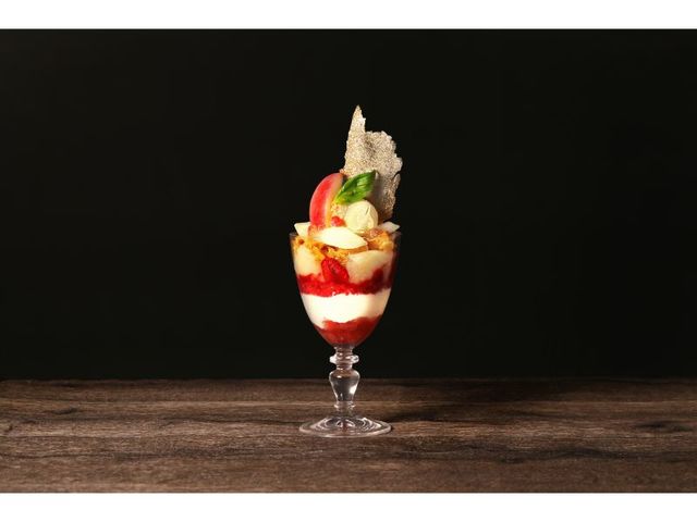 ペーシュ・メルバ  ー白桃のコンポートと赤桃、ヴァニラアイスのパフェー