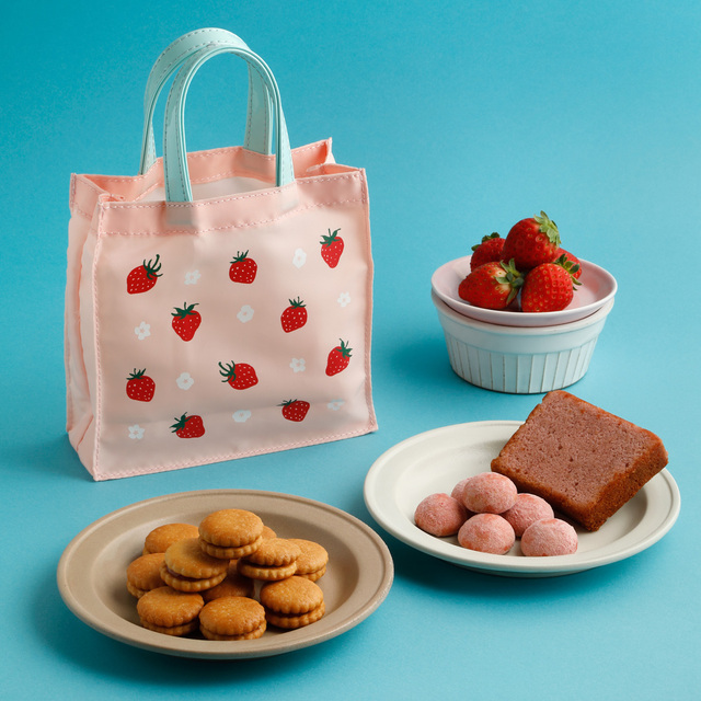 紀ノ国屋　いちごスイーツバッグ（薄ピンク）￥1,652（税込）