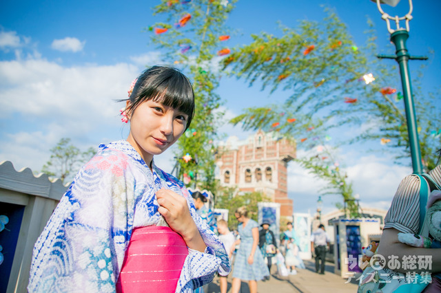 タワー・オブ・テラーを背景に順光目で撮ると空が青くなります