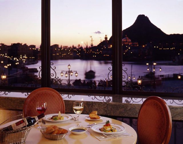 東京ディズニーシー・ホテルミラコスタ「ベッラヴィスタ・ラウンジ」　©Disney