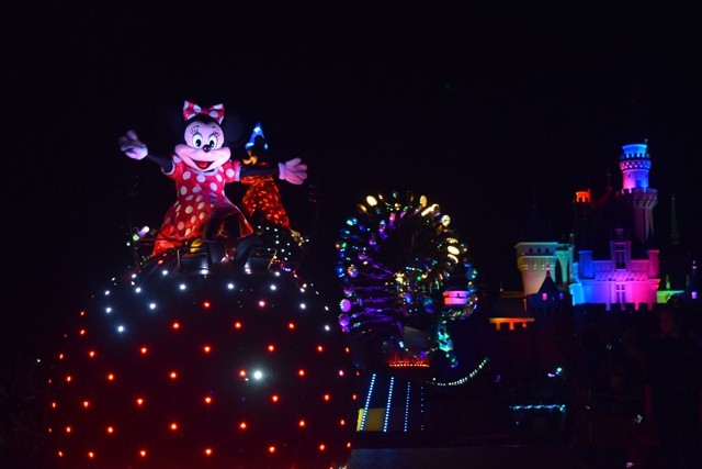 ディズニー・ペイント・ザ・ナイト・パレード｜香港ディズニーランド・リゾート