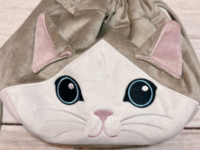 お顔は刺繍で表現されており、目や鼻、ヒゲに用いられた淡いブルーとピンクの配色も、大人かわいいアクセントに♪