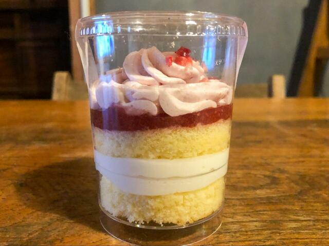 【ローソン　苺のカップショートケーキ（苺＆ホワイトチョコ）もちもち苺ケーキ大福（苺＆ホワイトチョコ）】4層の色合いが美味しそう＆可愛い