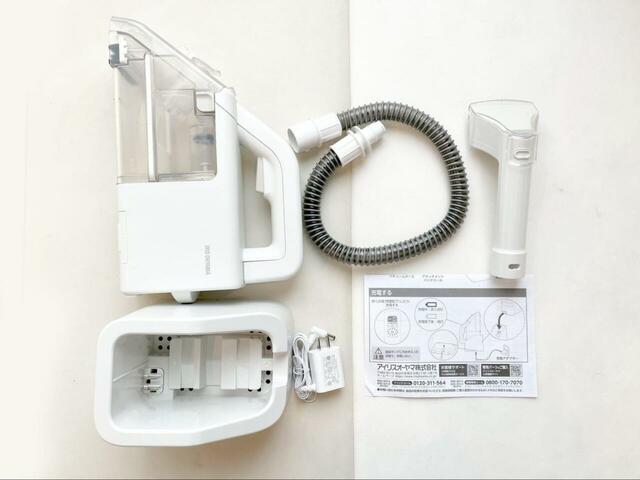 【アイリスオーヤマ ハンディリンサークリーナー】商品が梱包された箱を開封すると、本体のほか充電器やバキュームホースが同梱されていました！