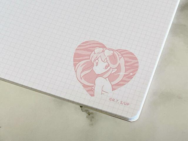 【100円ショップ×うる星やつら】右側のページにはハートのサングラスを頭に乗せたラムちゃんが♪