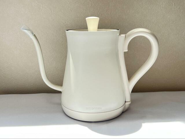 【アイリスオーヤマドリップケトル 温度調節付 IKE-C601T-CW】まるでお店で使われていそうなデザイン