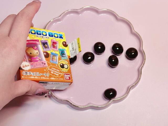 お菓子はチョコがけビスケット