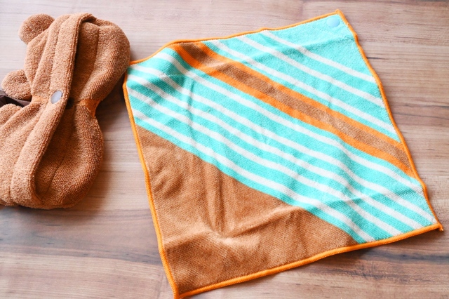 【ファミリーマート『あつまれ どうぶつの森』キャンペーン】「タオルインポーチ」2,290円／「どうぶつの森」らしさとファミリーマートらしさ、どちらも感じられるカラーリング