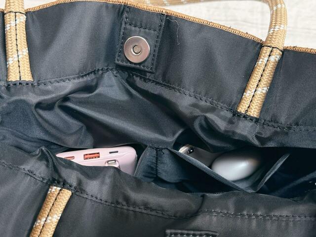 区切りポケットは小物の整理に便利