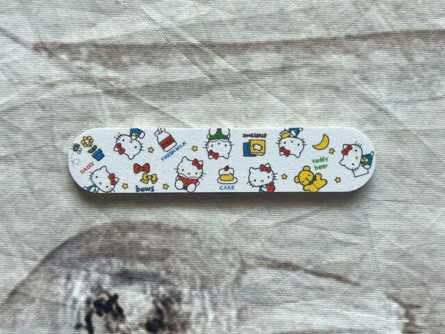 ネイルファイルはリバーシブル仕様で、面によって柄が異なります